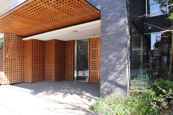 エントランスと専用庭には、和の風合い漂う木格子を用いています。