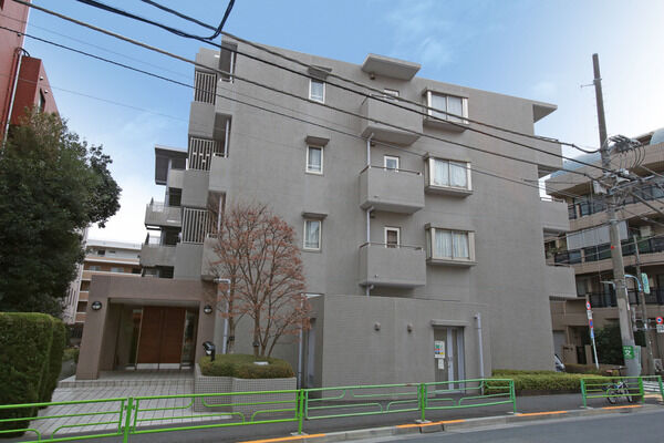 【中野富士見町パークホームズ】外壁はグレーを基調にした磁器質のタイルを使用し、落ち着きのある印象に。