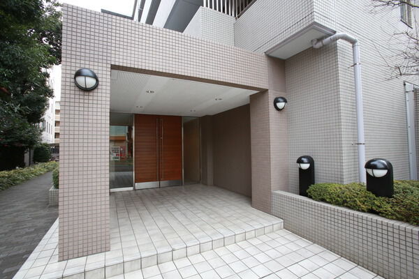 夜は景観にも配慮したアプローチライトが、柔らかく足元を照らす。