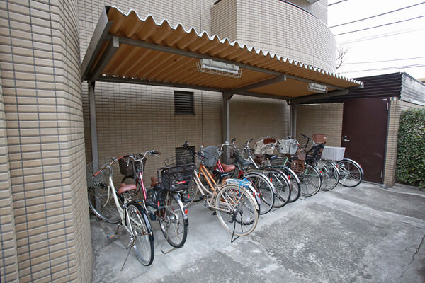 敷地内には自転車置き場12台分も設置。