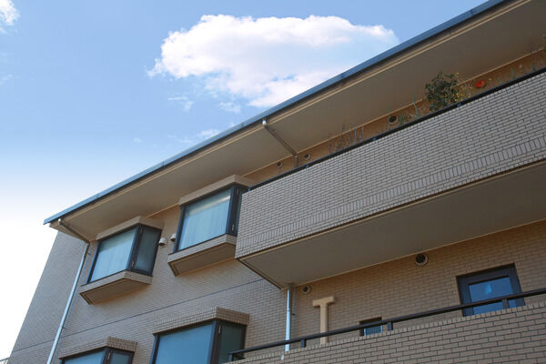 【パークハイム東高円寺】どっしりと構えた寄棟屋根が、邸宅感を醸し出します。