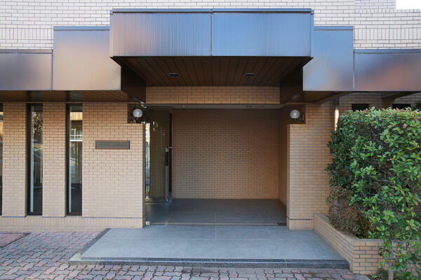 床に御影石を配したエントランスは、邸宅の気品を感じさせます。