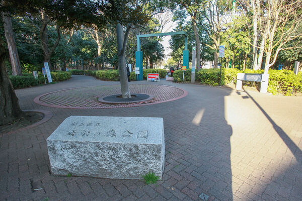 「蚕糸の森公園」まで約600m（徒歩8分）。