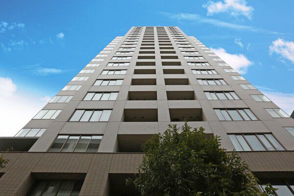 【目白プレイスタワー】すっきりとしたフォルムに気品を感じる外観デザイン。	 【目白プレイスタワー】すっきりとしたフォルムに気品を感じる外観デザイン。