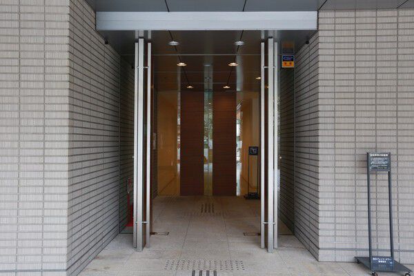 エントランスはオートロックを採用して暮らしの安全を確保。