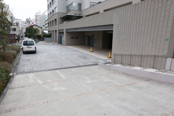 駐車場の入口へと降りるスロープが設けられています。