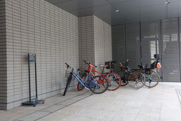 敷地内には、雨の日も濡れない駐輪場もあります。