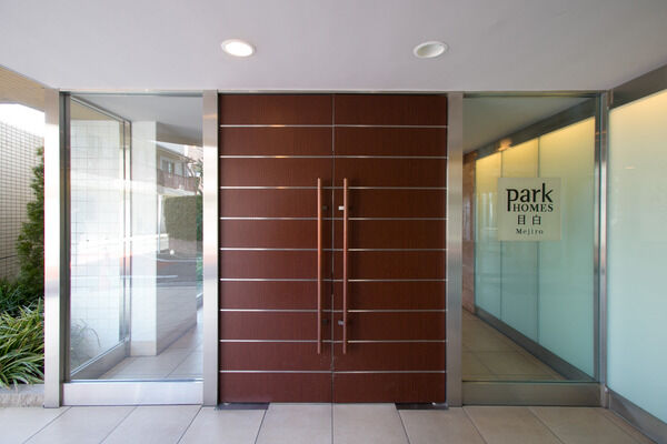 【パークホームズ目白】ドアには木の素材を採用、上質感を醸し出しています。 【パークホームズ目白】ドアには木の素材を採用、上質感を醸し出しています。