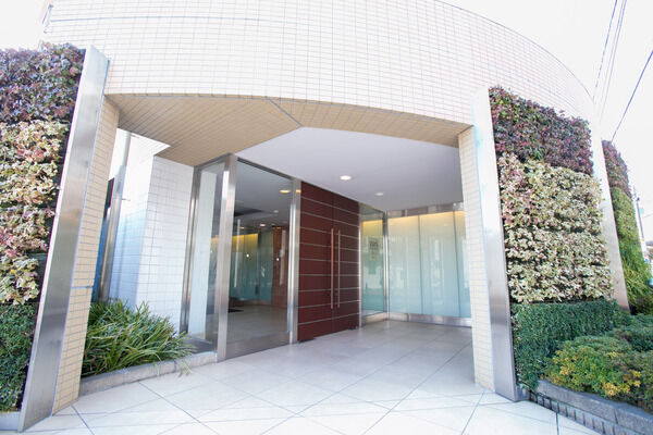 【パークホームズ目白】敷地の周囲やエントランス回りには、植栽を施し潤いを感じる空間を創出。 【パークホームズ目白】敷地の周囲やエントランス回りには、植栽を施し潤いを感じる空間を創出。