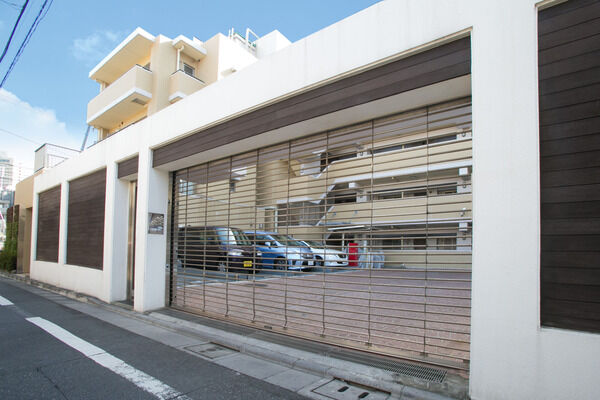25台駐車できるカーエントランスにはオートゲートを設け、防犯に配慮しています。