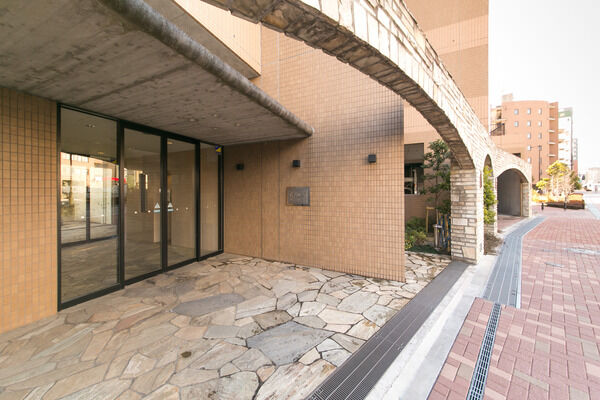 広々したエントランスロビーからは美しい中庭が望めます。