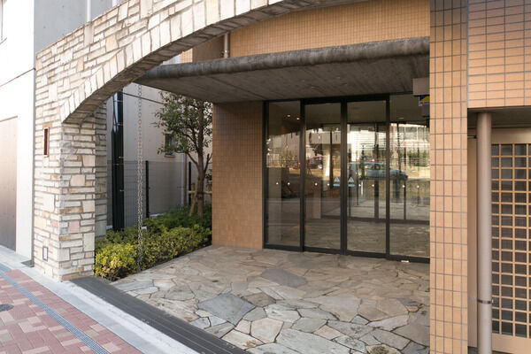 床に砂岩の乱貼りを施した上質感あふれる仕上げ。