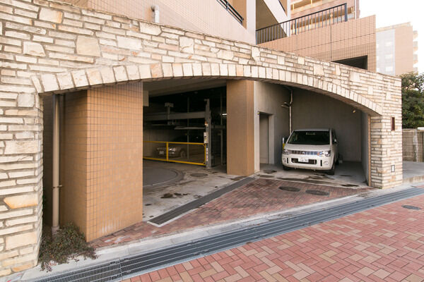 駐車場は機械式16台分と平置き１台分を用意しています。