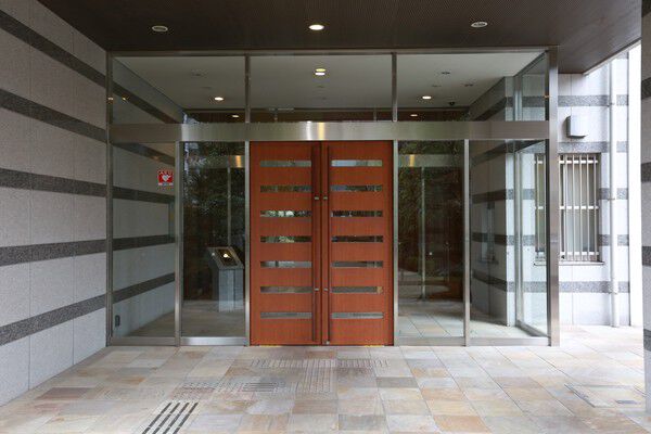 【TOKYOシティトリエ】扉の向こうに都心の喧噪を忘れさせる寛ぎに満ちた空間が広がります。 【TOKYOシティトリエ】扉の向こうに都心の喧噪を忘れさせる寛ぎに満ちた空間が広がります。