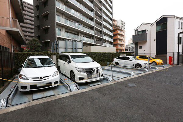敷地内には駐車場があり、都心にいながらカーライフも楽しめます。 敷地内には駐車場があり、都心にいながらカーライフも楽しめます。