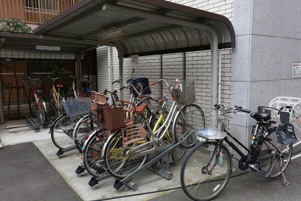 屋根が設けられた駐輪場も備えています。 屋根が設けられた駐輪場も備えています。
