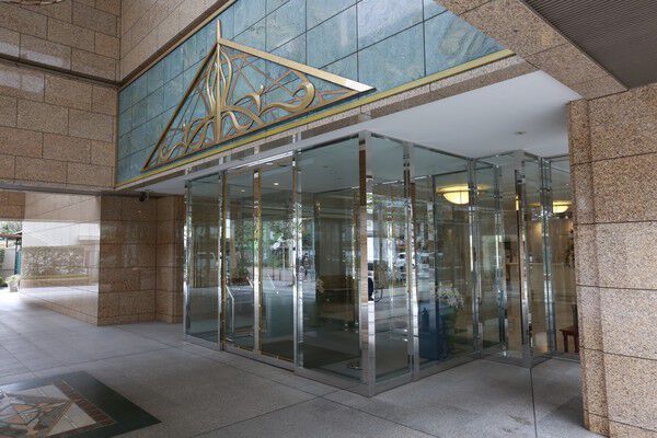 植物をモチーフにした柔らかな曲線で、やすらぎやぬくもりを表現。