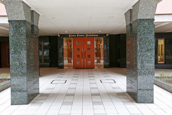 エントランスの向こうには開放的なホールが広がります。 エントランスの向こうには開放的なホールが広がります。