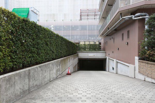 車の出入りがスムーズに行える地下駐車場を設けています。 車の出入りがスムーズに行える地下駐車場を設けています。