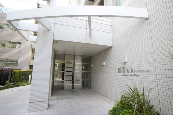 【パークタワー池袋イーストプレイス】エントランスの回り階段を上がると、歓談にも利用できるラウンジが。 【パークタワー池袋イーストプレイス】エントランスの回り階段を上がると、歓談にも利用できるラウンジが。