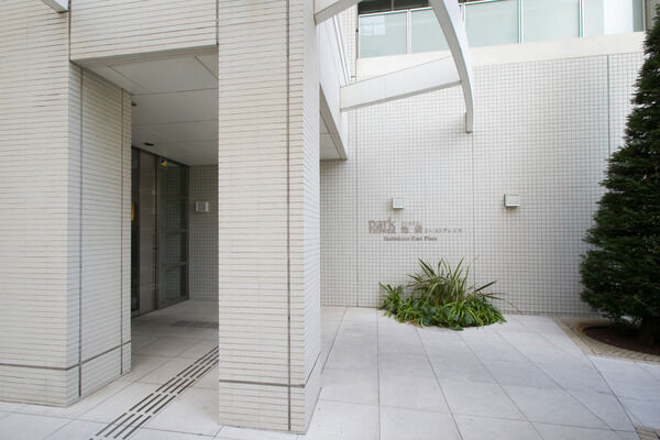 夜間はライトアップされ、陰影を持つタイルがさらに優雅な雰囲気を演出。