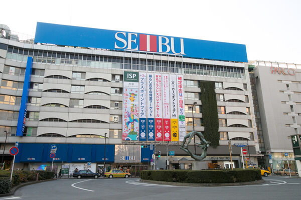 「西武百貨店池袋本店」まで約1,010m（徒歩13分）。週末に行っていた街が普段使いに。