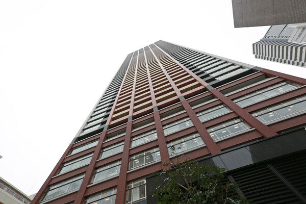 【アウルタワー】低層部は街に調和するアースカラーのベースブロック。
