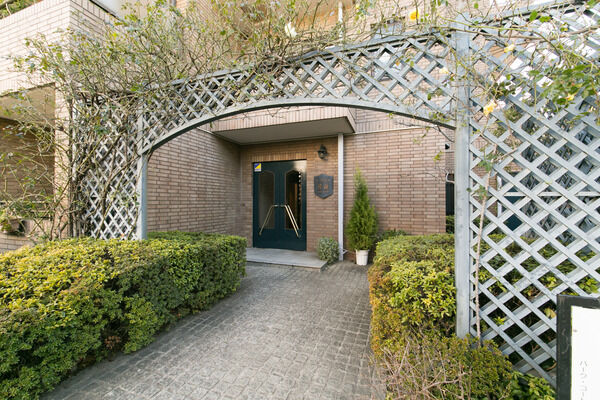 ヨーロッパの住まいを彷彿させる石畳風のエントランスアプローチ。		