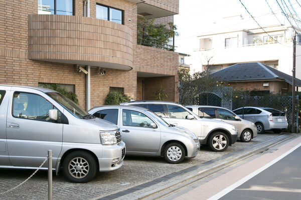 6台収容の駐車場、11台収容の駐輪場を敷地内に設置。