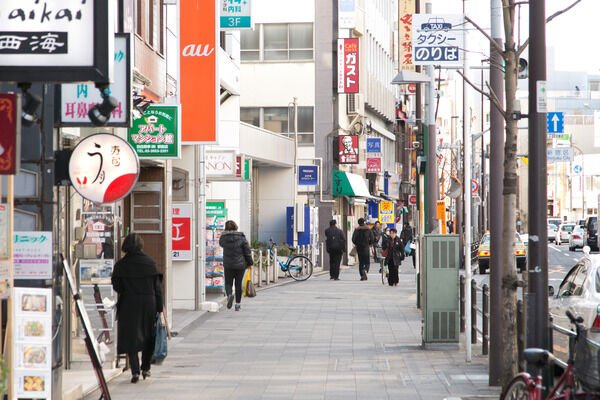 「目白駅前商店街」は、約240m（徒歩3分）。