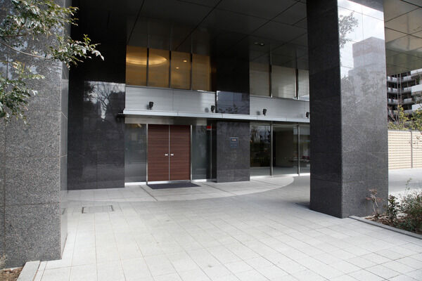 重厚な柱に支えられたピロティには広々とした空間が出現。		