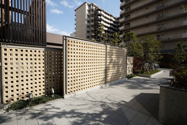 歩車分離に配慮したアプローチからエントランスへ。		