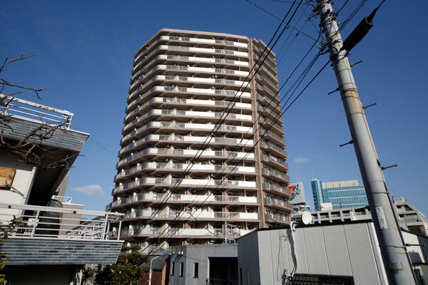 【ライオンズタワー赤羽】ブラウンとアイボリーのコントラストが美しいタイル貼り。		