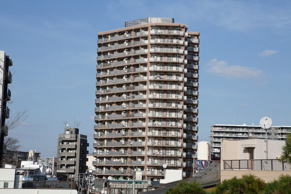 【ライオンズタワー赤羽】緑がところどころに繁る周辺環境に溶け込むランドスケープ。		 【ライオンズタワー赤羽】緑がところどころに繁る周辺環境に溶け込むランドスケープ。