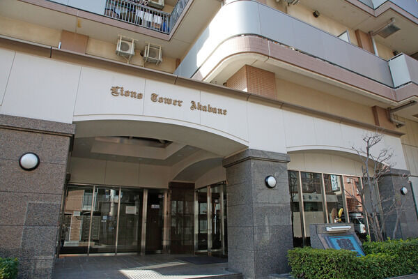 エントランスは、アーチが目を引くクラシカルなヨーロピアンスタイル。		