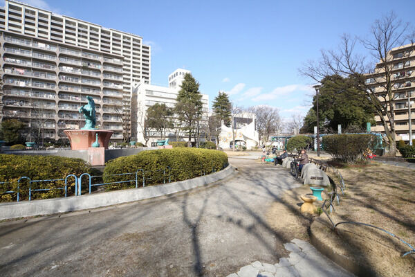 噴水と時計台がある。イベントも多彩な「赤羽公園」まで約850m（徒歩11分）。		