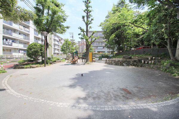 北区立四本木児童遊園　現地より約100m