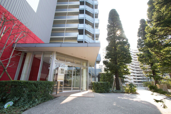 50種類以上の緑に囲まれた「城」の周りは、季節ごとの彩りが楽しめます。		