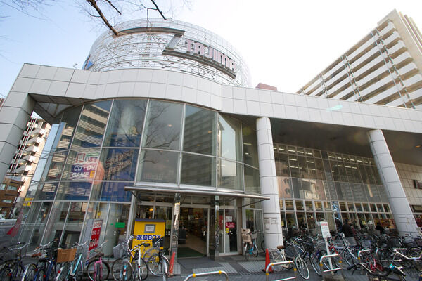 新鮮な食料品が数多くそろう「タジマ王子店」まで約1,000ｍ（徒歩13分）。		