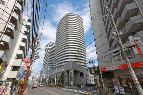 高級ホテルのような地上28階建て、免震構造の総戸数323戸のビッグコミュニティ。		