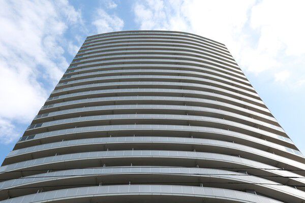 【マークスタワー】低層階には商業施設やクリニックなどがあり、生活の利便性を高めています。		
