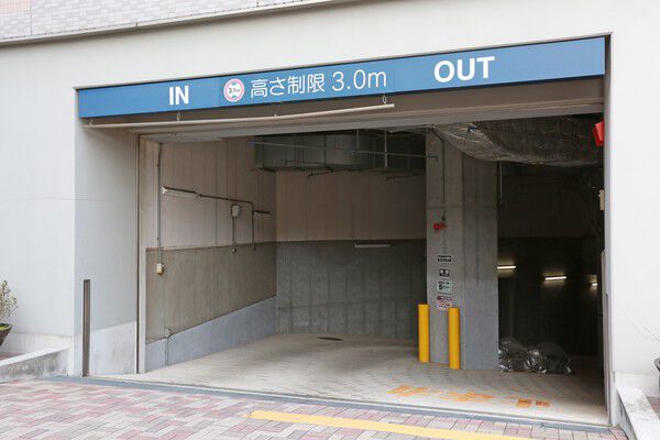 駐車場は地下にご用意。地下にはトランクルームもご用意しています。		 駐車場は地下にご用意。地下にはトランクルームもご用意しています。