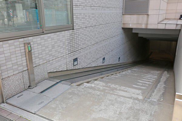 地下駐輪場の入り口。安全のため、駐車場のスペースには歩者分離を採用しています。		 地下駐輪場の入り口。安全のため、駐車場のスペースには歩者分離を採用しています。