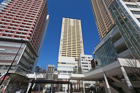 駅からタワーの3階エントランスへは、ペデストリアンデッキが結びます。		