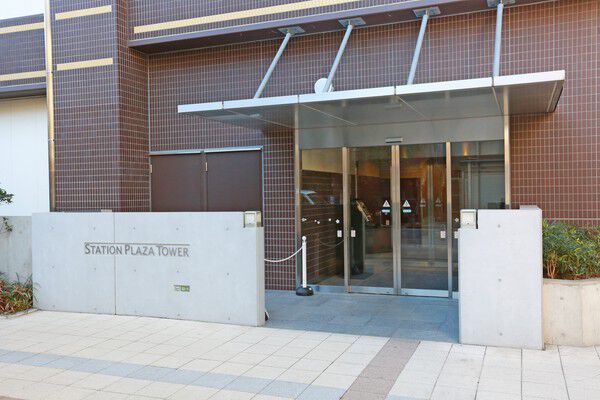 1階の居住者用エントランス入り口。3階にはラウンジスペースを設置。		