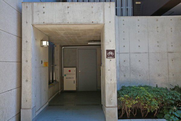 屋内型の325台収容の自転車置き場、12台収容のバイク置き場を設置。		