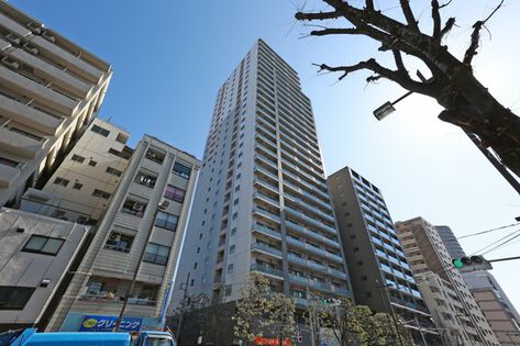 日暮里の空に向かって伸びる28階建ての佇まい。		