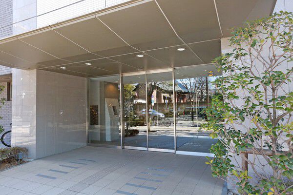 【日暮里アインスタワー】エントランスには24時間対応の宅配ボックスや各種フロントサービスを用意。 【日暮里アインスタワー】エントランスには24時間対応の宅配ボックスや各種フロントサービスを用意。