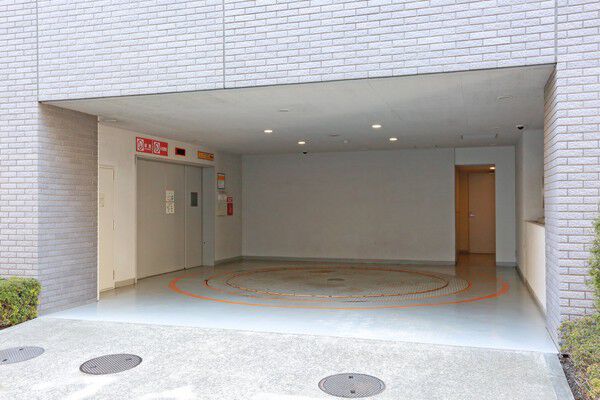 56台収容のタワー型駐車場を敷地内に設置しています。		 56台収容のタワー型駐車場を敷地内に設置しています。