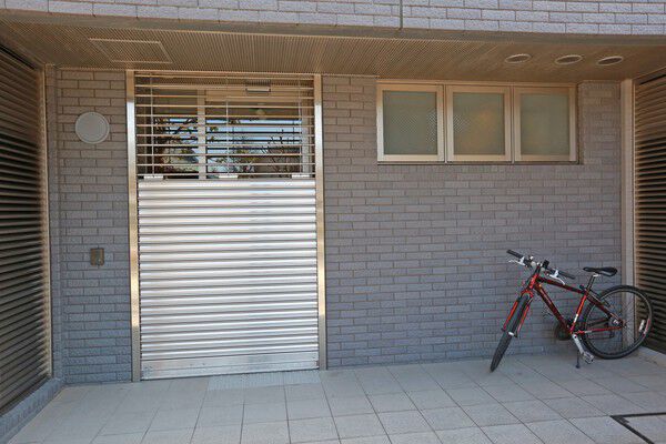 計326台収容可能な自転車置き場入り口。バイク置き場も敷地内に設置しています。		 計326台収容可能な自転車置き場入り口。バイク置き場も敷地内に設置しています。